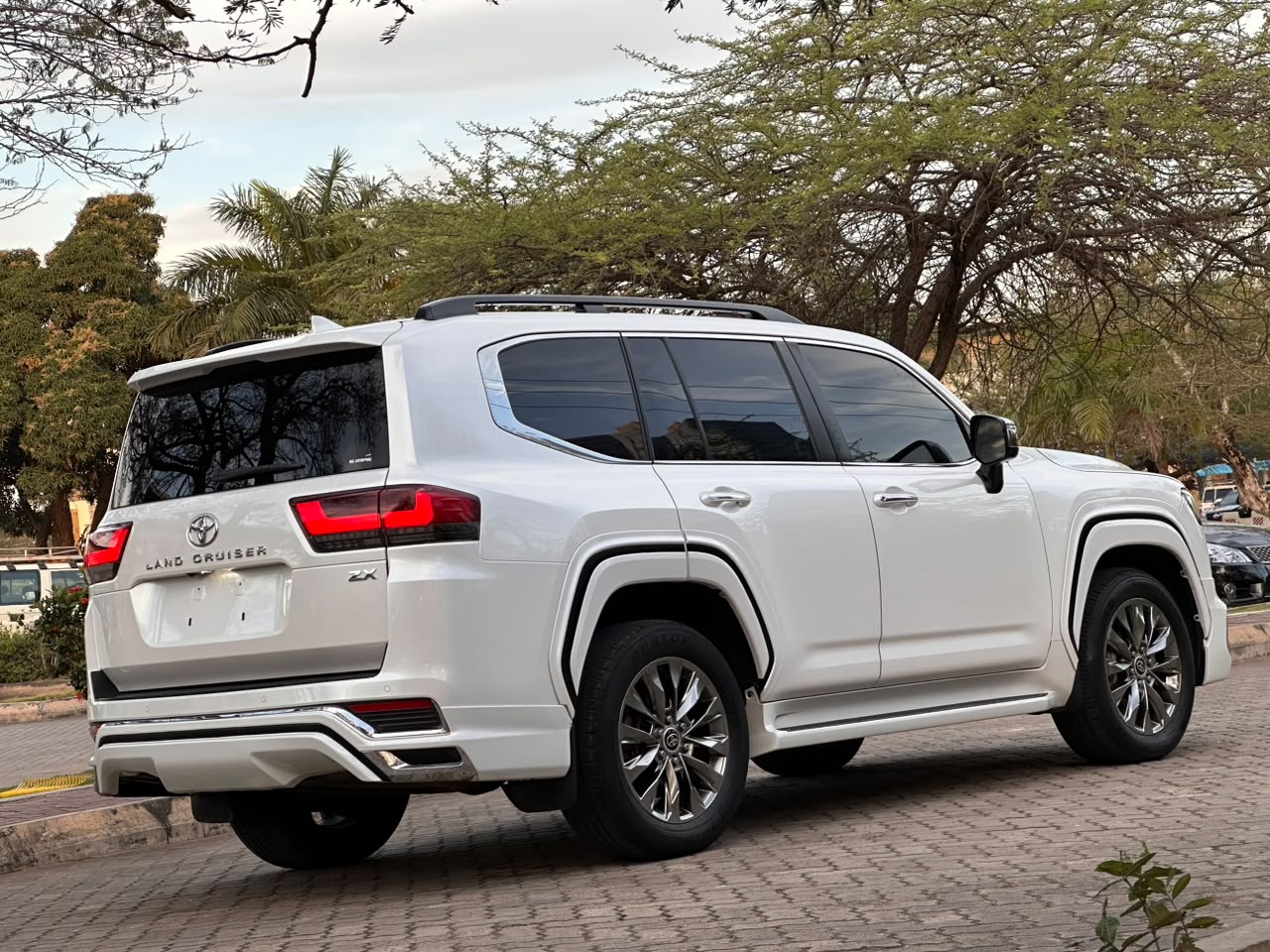 Land Cruiser 300 ZX thumbnail 9
